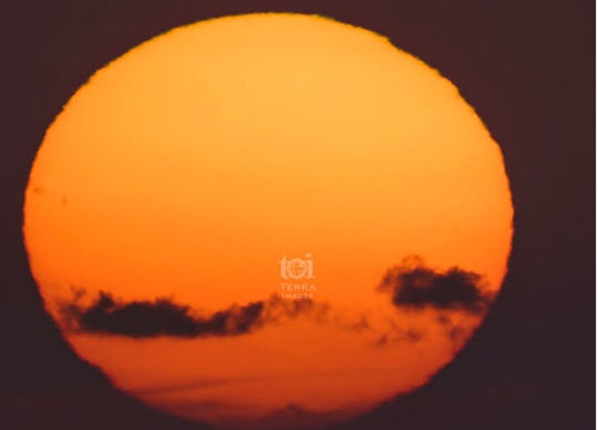 奇跡のような雲の切れ間に、海へ没する太陽 @teuribird